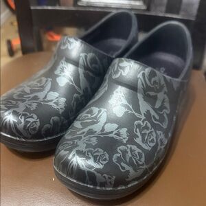 CROCS Black Floral Women's Mules